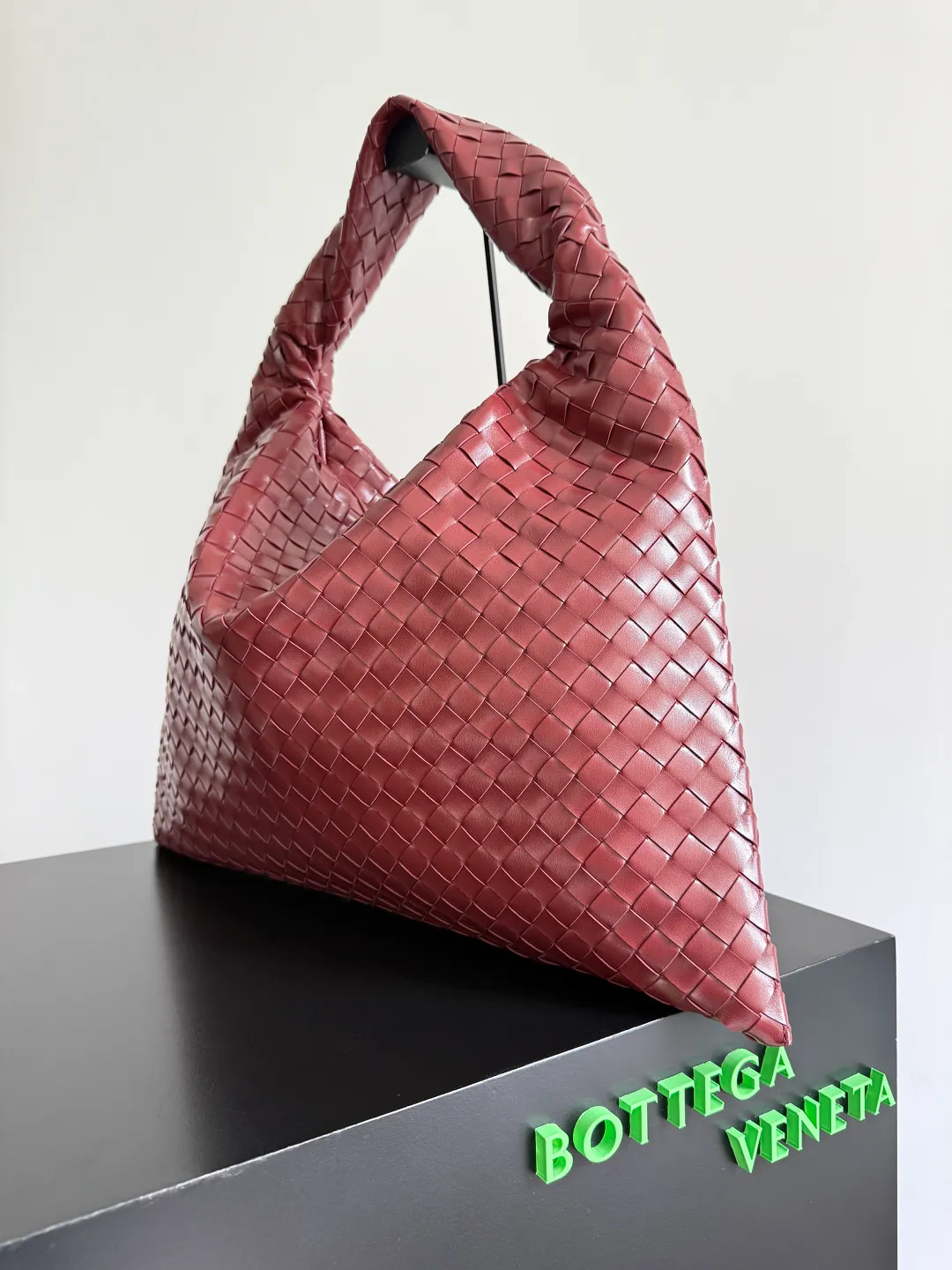 Batch 2160 Recently, I seem to be obsessed with this bag from BV~ The new Hop is really not too beautiful. The whole bag has no seams. The bag body and handles are made of one piece of leather. It embodies the style and essence of Bottega Veneta. It truly represents craftsmanship and creativity. The large size has a very loose and lazy upper body. Big bag lovers will definitely not regret buying it. Style number: 763970 Size: 53*24*13